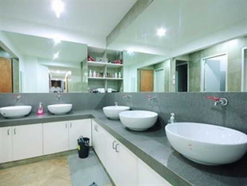 Mnl Boutique Hostel Makati City Bagian luar foto