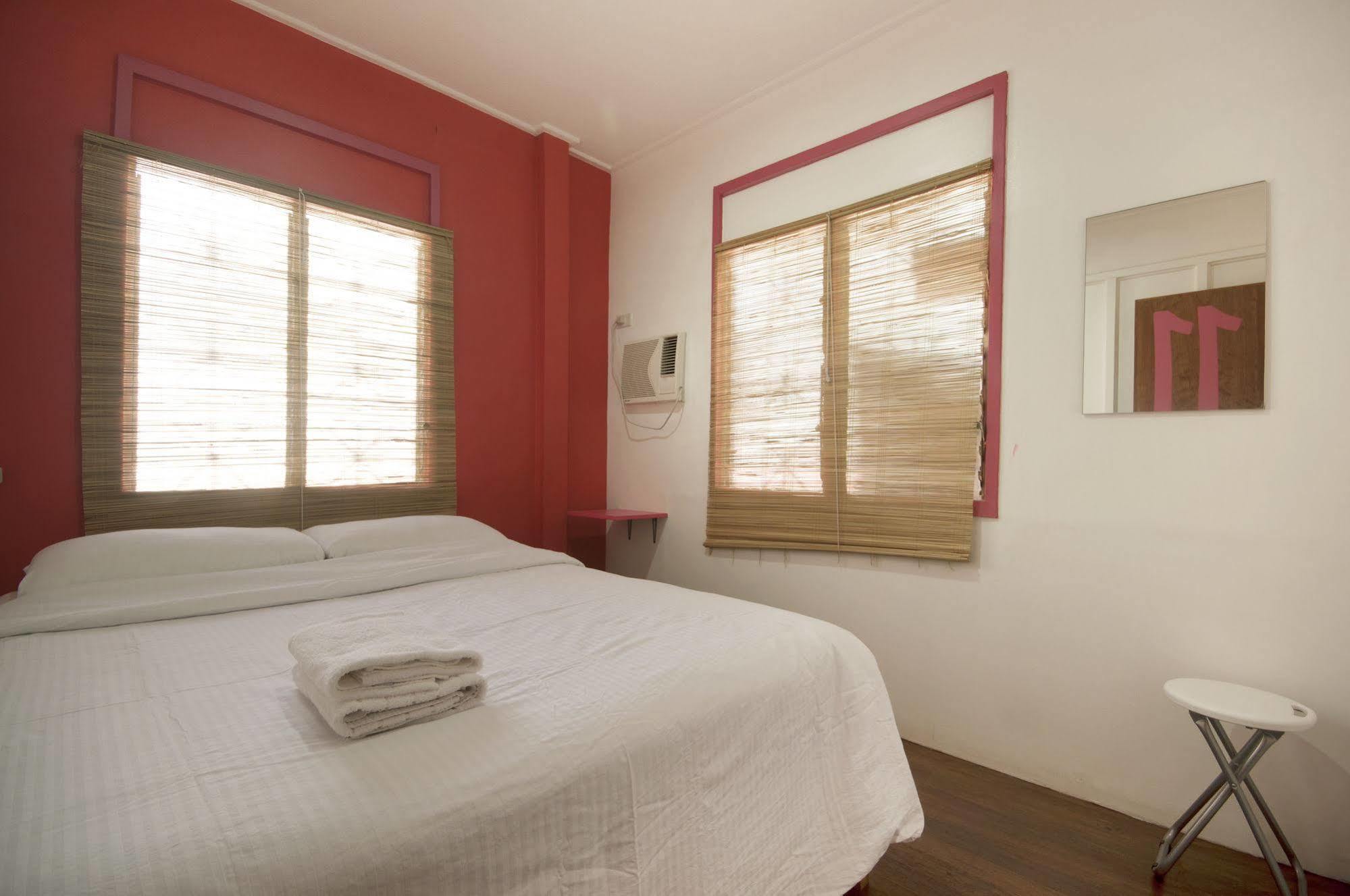 Mnl Boutique Hostel Makati City Bagian luar foto