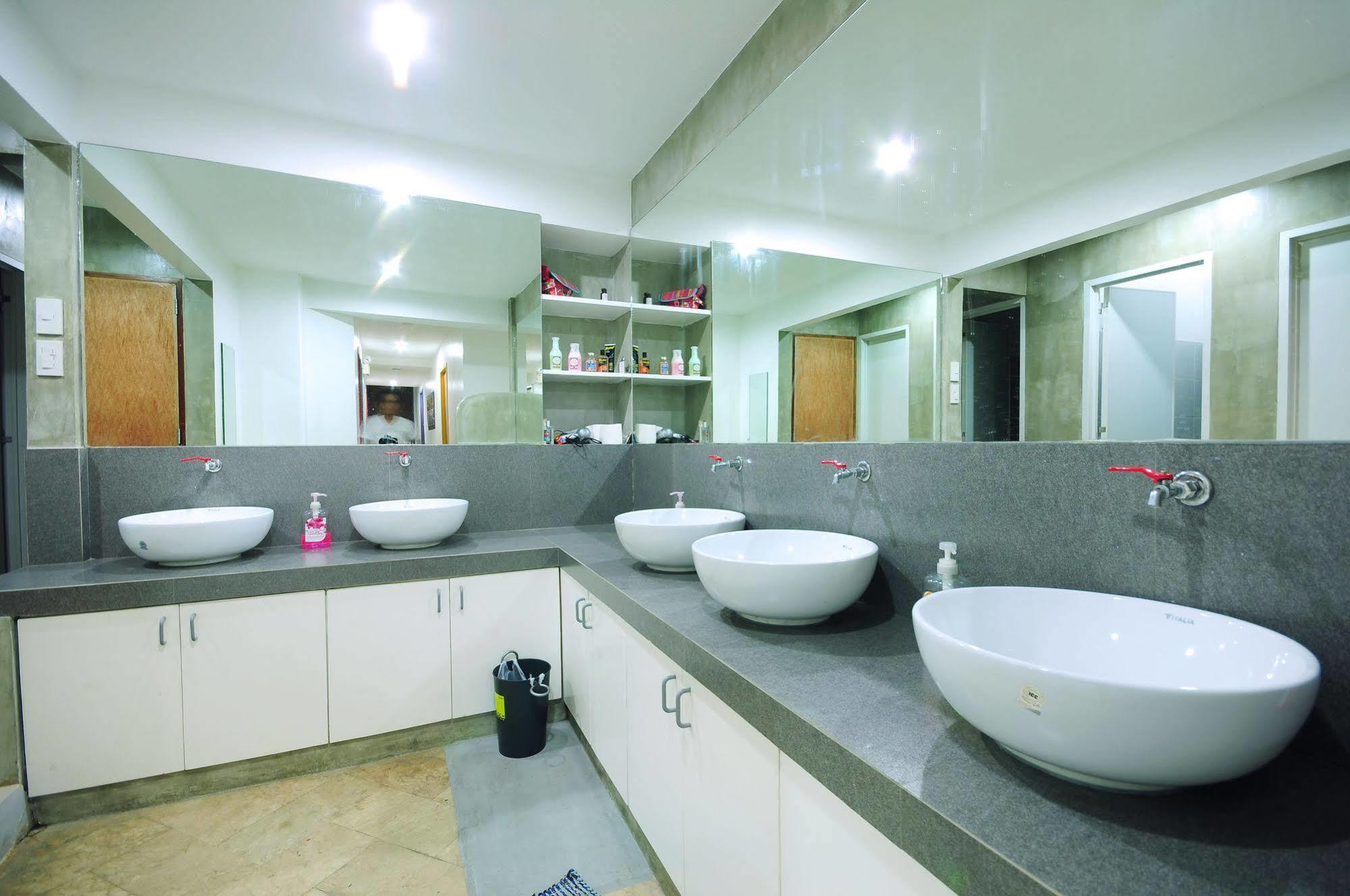 Mnl Boutique Hostel Makati City Bagian luar foto