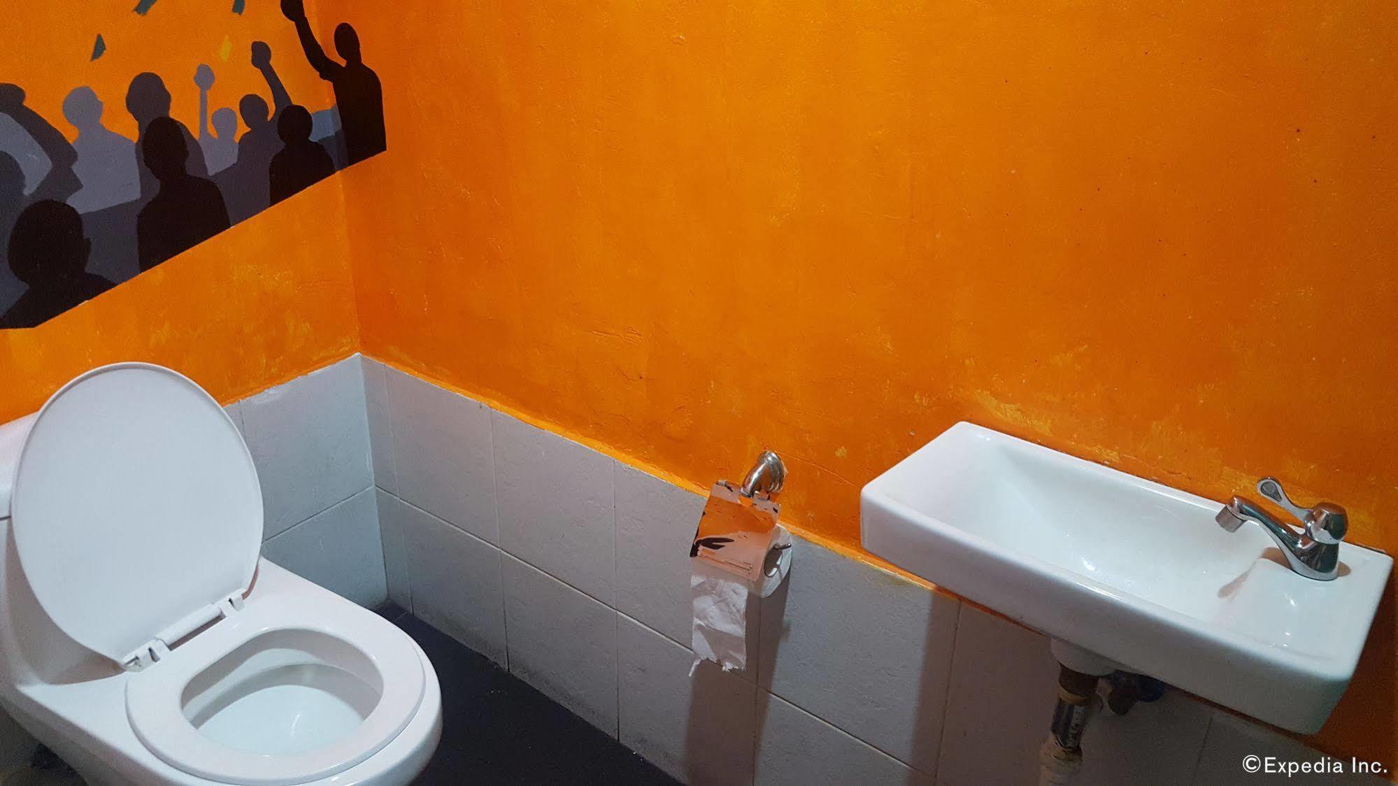 Mnl Boutique Hostel Makati City Bagian luar foto