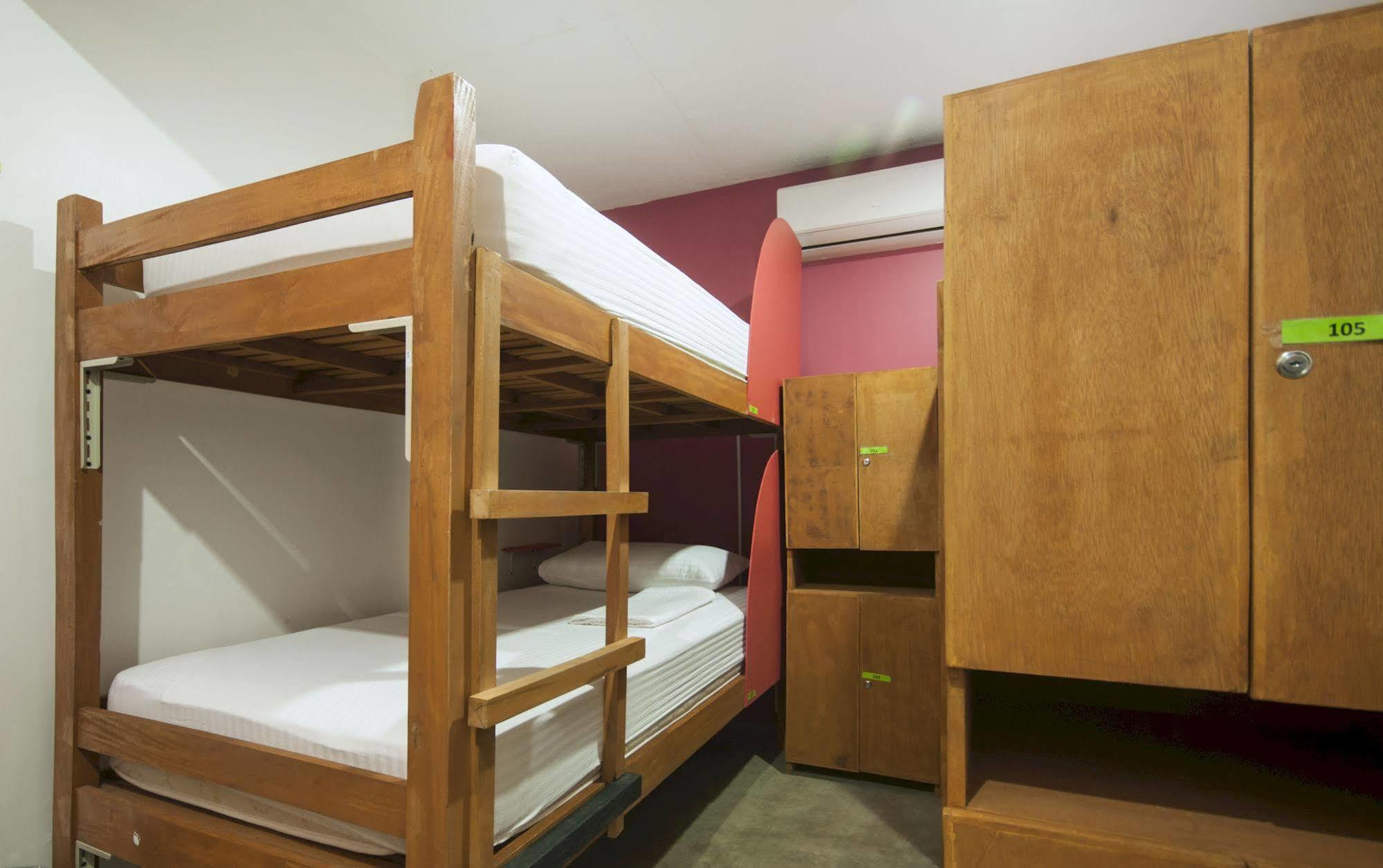 Mnl Boutique Hostel Makati City Bagian luar foto