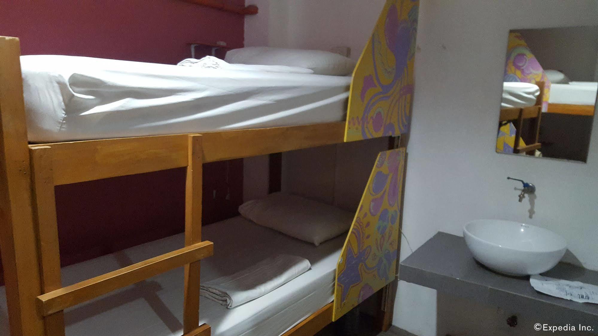 Mnl Boutique Hostel Makati City Bagian luar foto