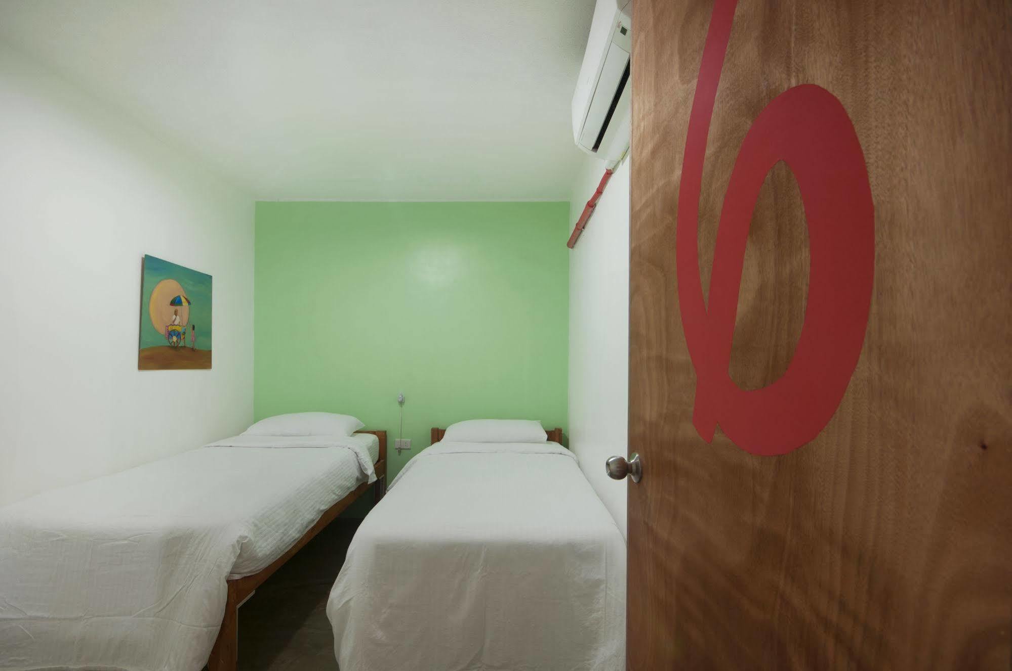 Mnl Boutique Hostel Makati City Bagian luar foto