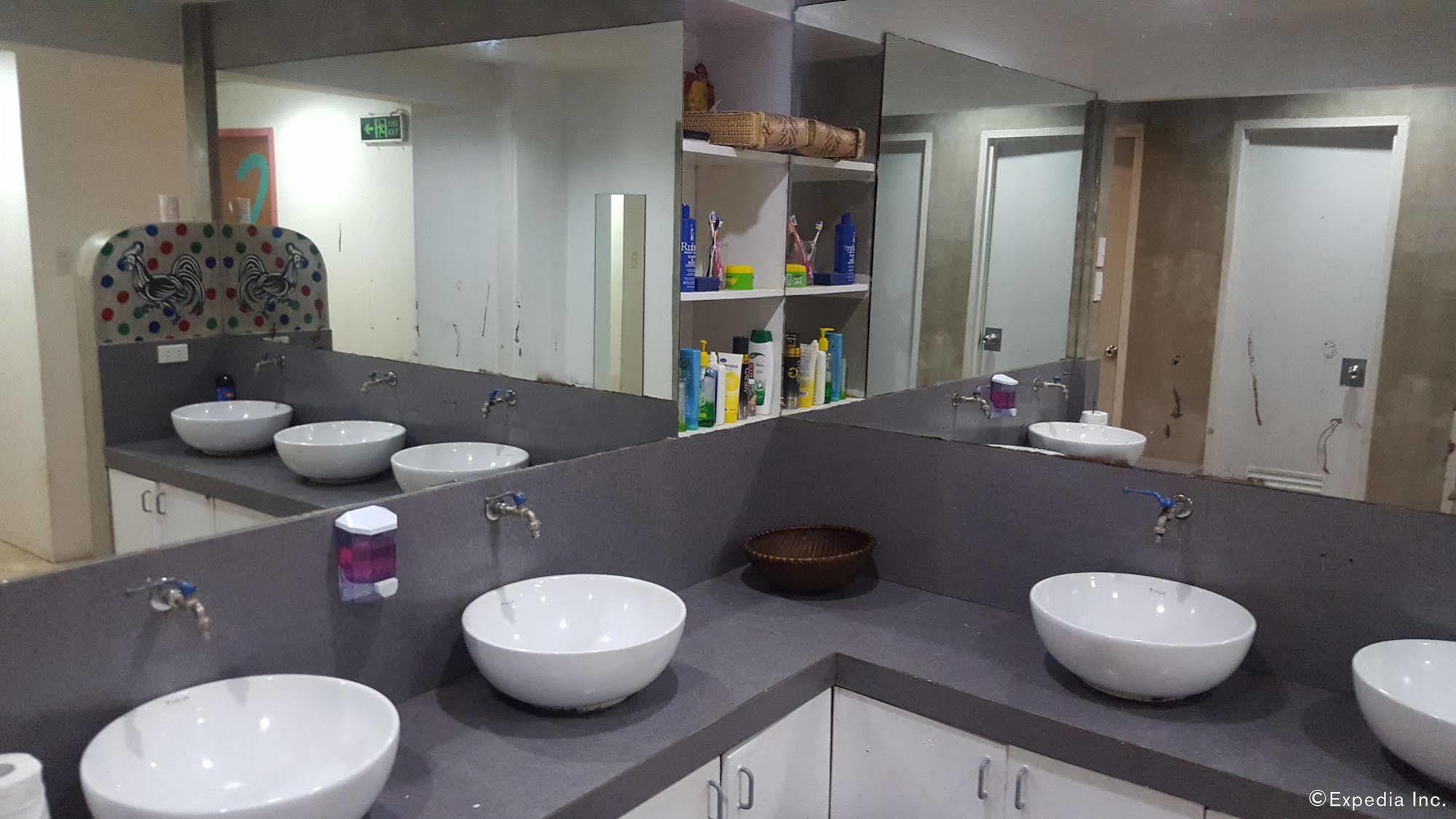 Mnl Boutique Hostel Makati City Bagian luar foto